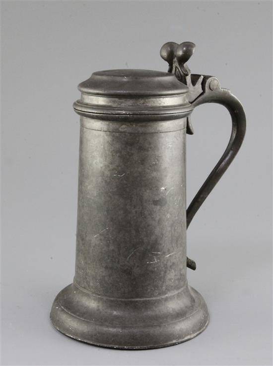 A Charles II Beefeater pewter flagon, probably Robert Marten (1638-1674), 9.25in.